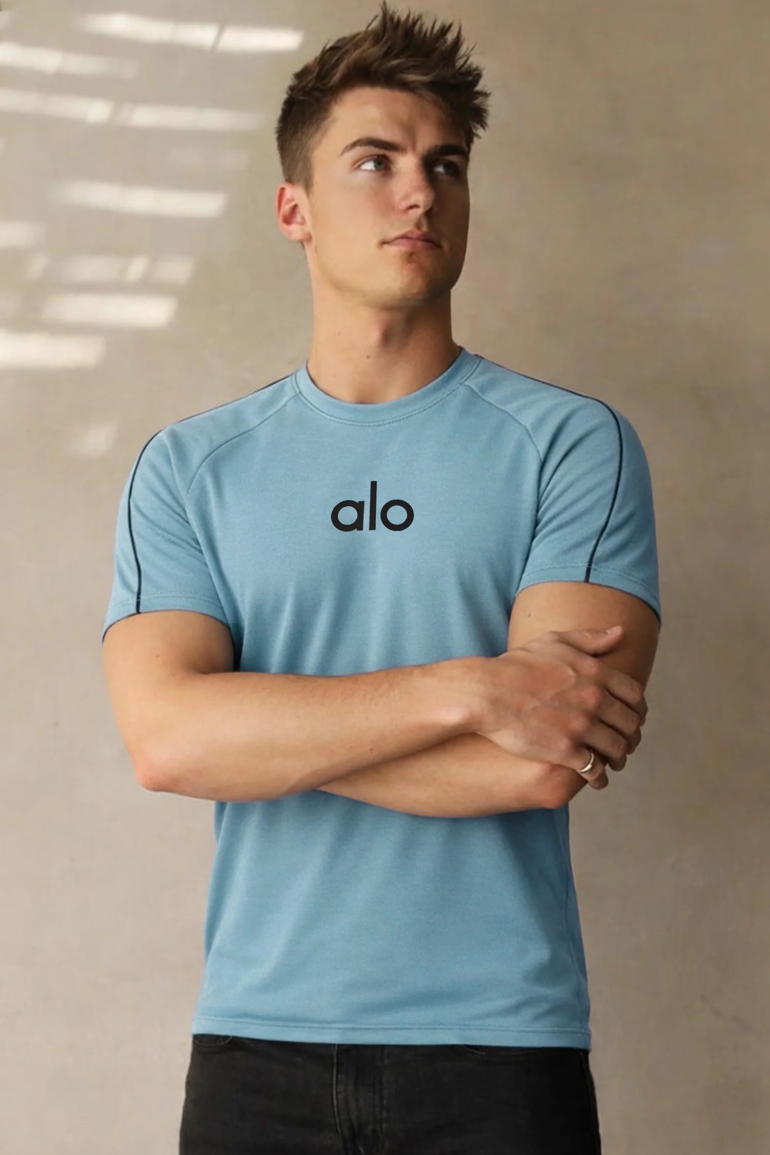 Alo Distinctive Front Logo Men's Tee - Image 4