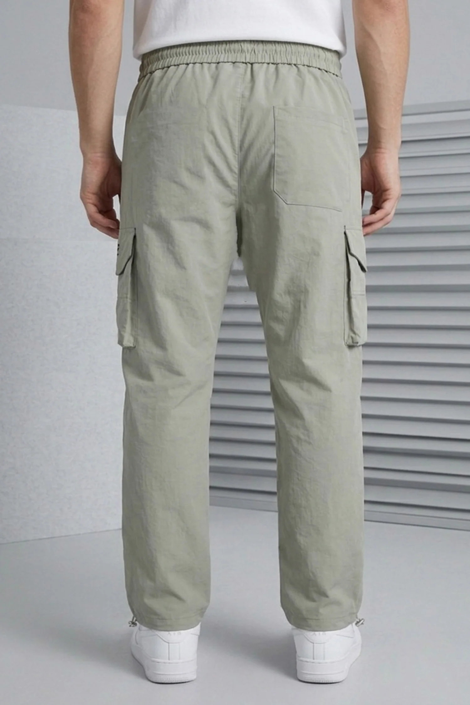 Alo Flap Closures With Side Pocket Loose Bottom Trouser In Light Grey - Image 2