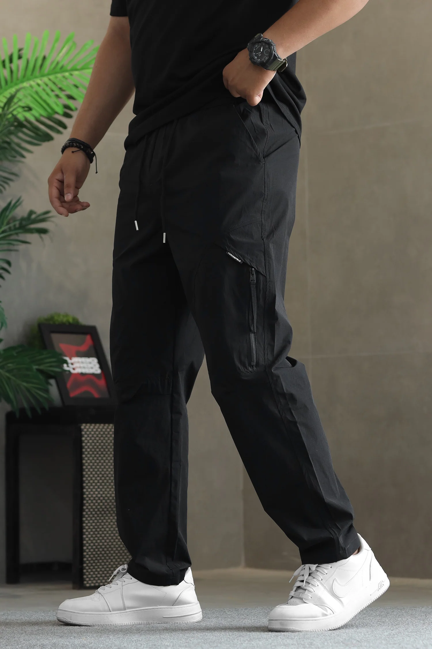 Men's Multiple Functional Pockets-Style Cargo Trouser In Black