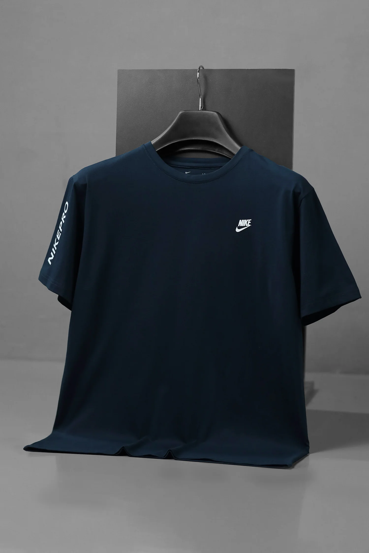 Nke Sportswear Premium Essential Men's Tee - Image 3